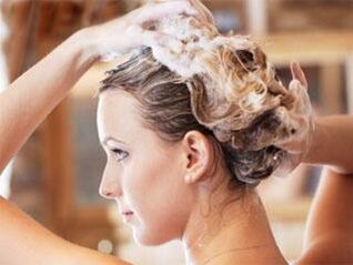 Use medicated shampoo to treat psoriasis symptoms