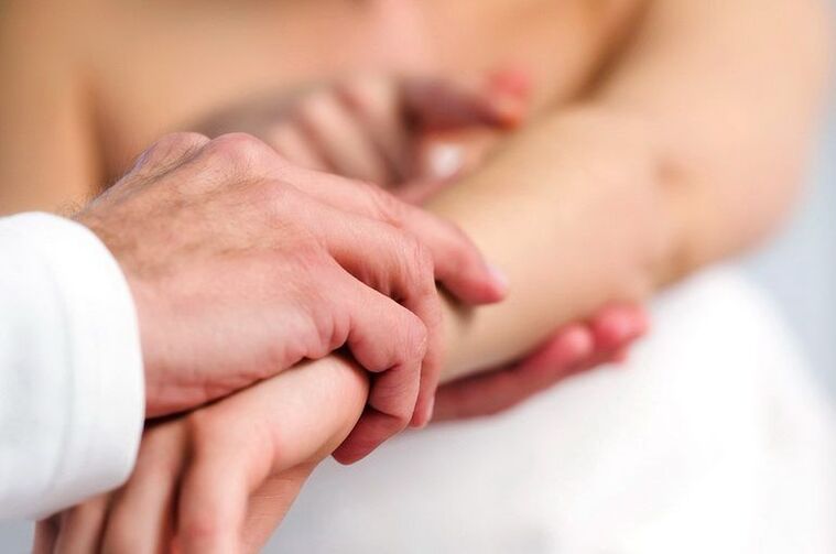A dermatologist examines a patient with psoriasis